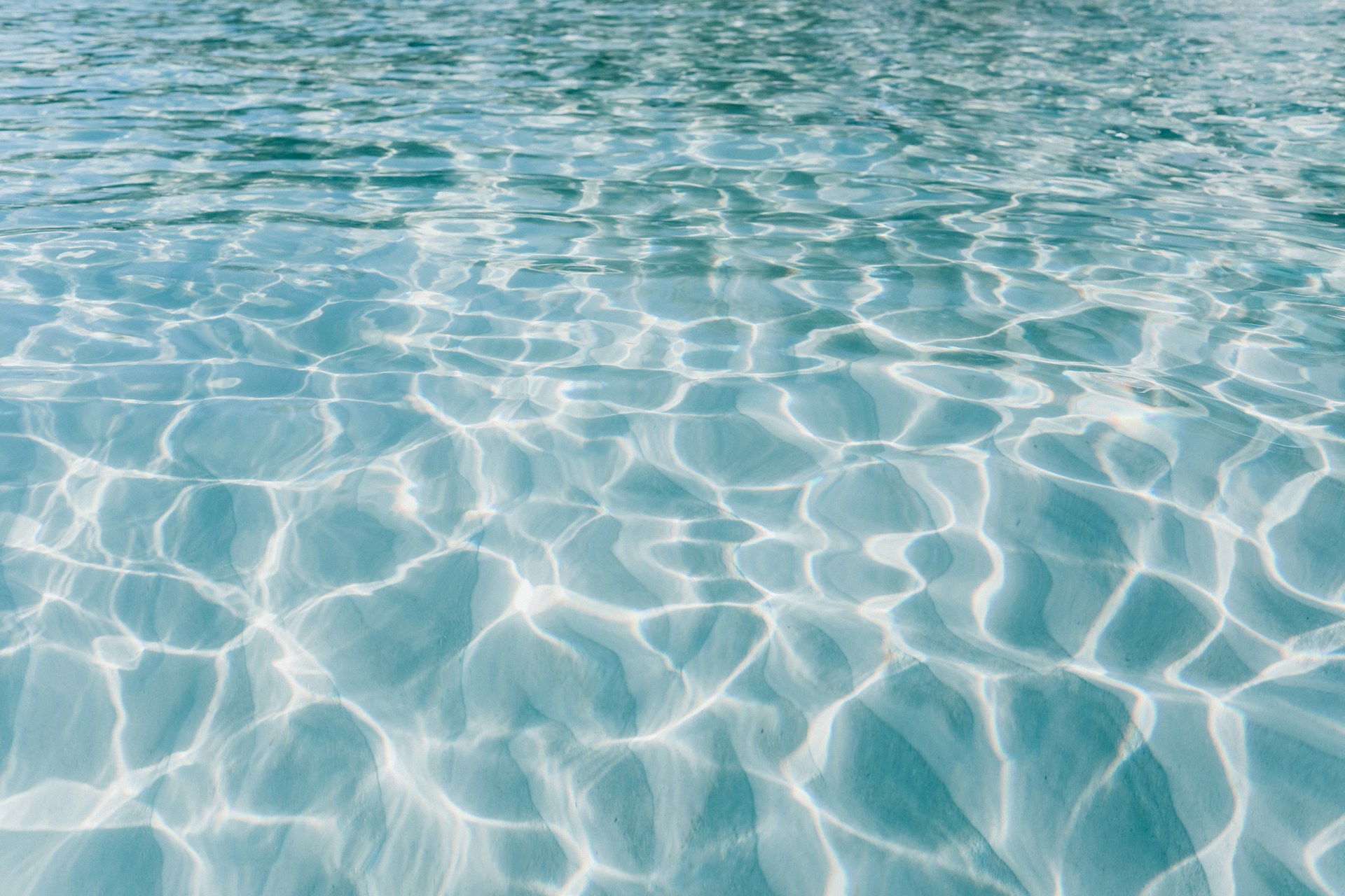 Piscina limpia bajo el sol