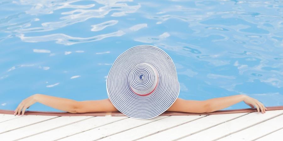 Mujer relajada en una piscina limpia